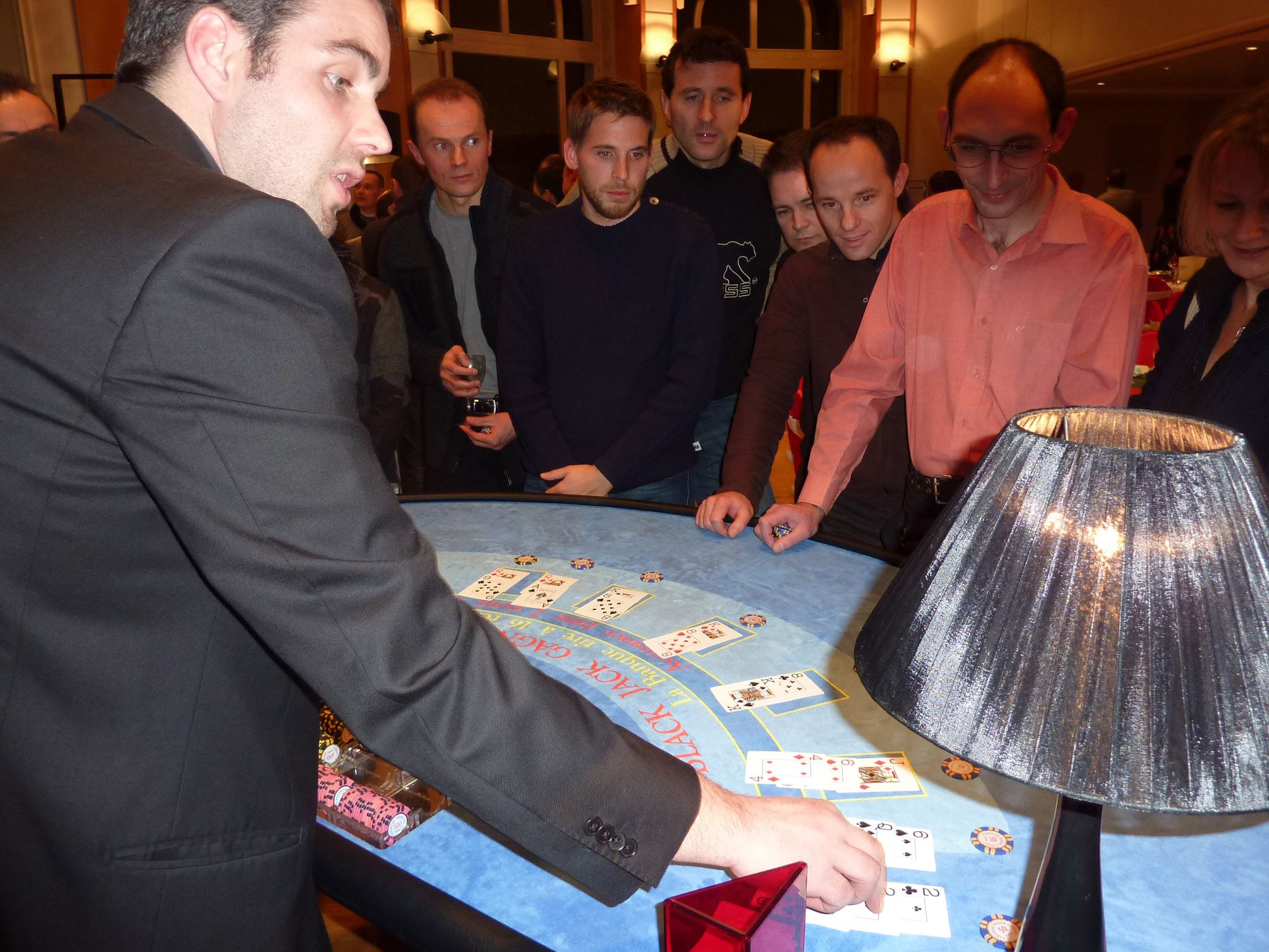 Table de blackjack et croupier lors d'une soirée casino d'entreprise