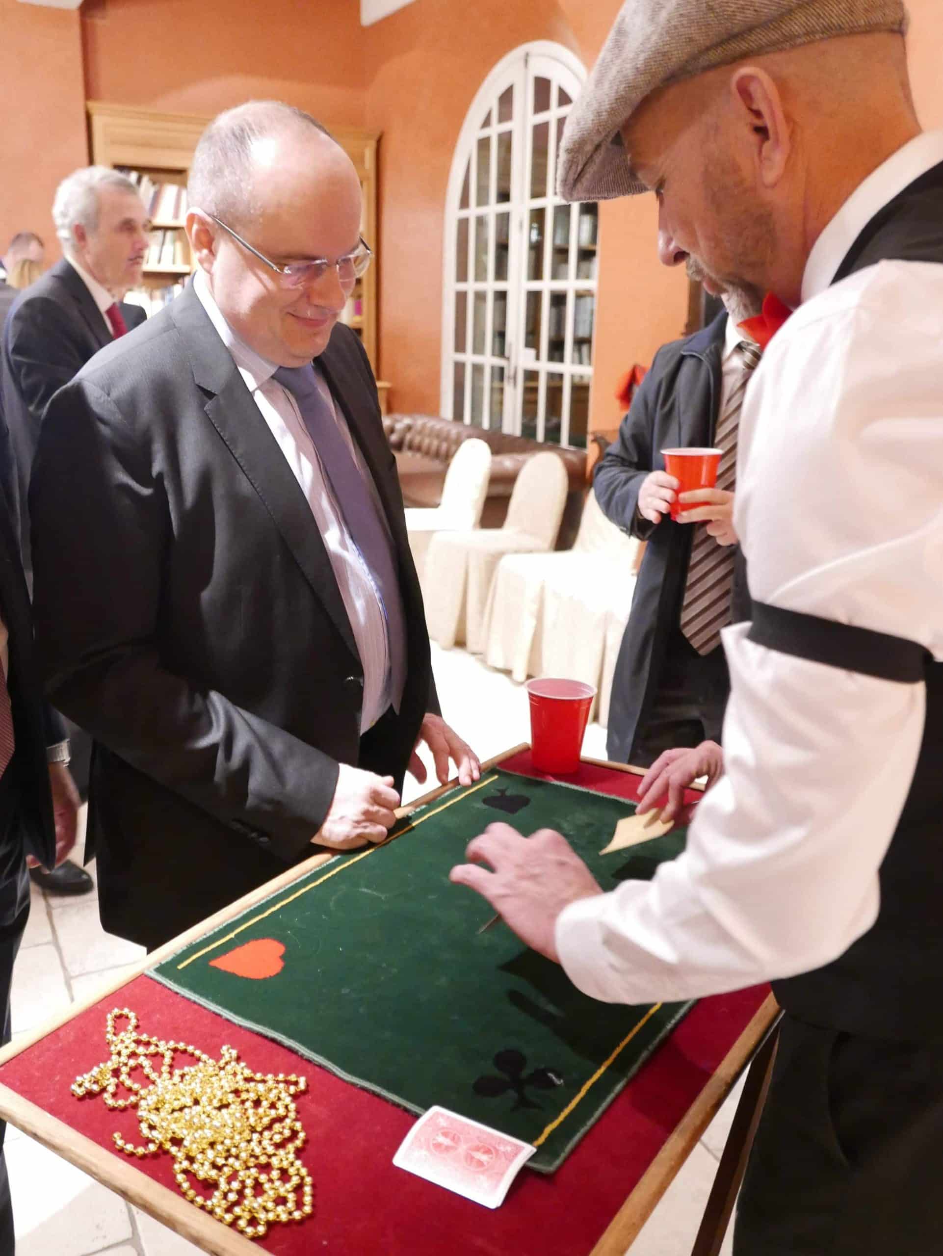 Magicien close-up lors d'une soirée d'entreprise au Mont-Blanc
