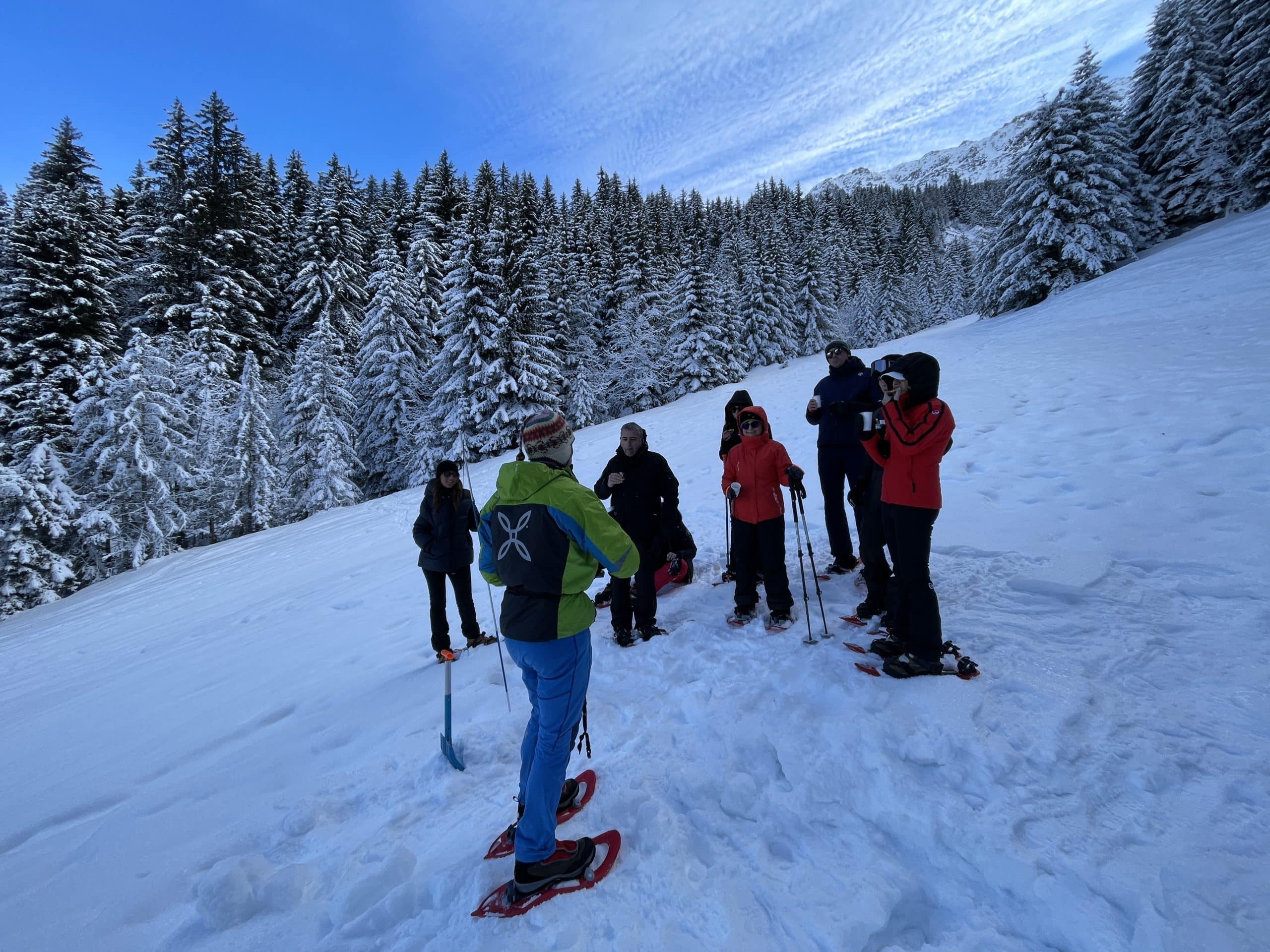 Team building hiver au Mont-Blanc : sortie raquettes en équipe dans la neige